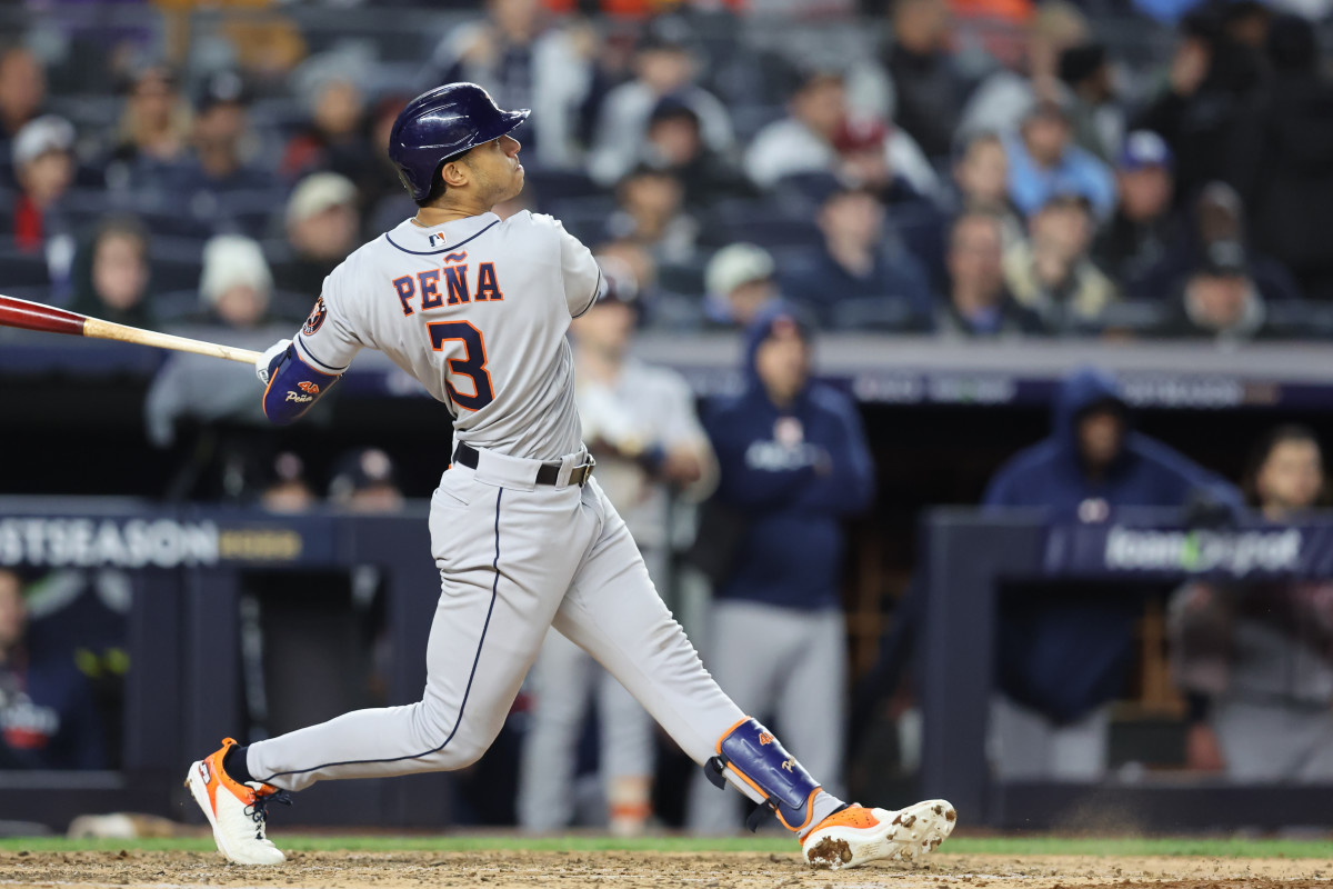 Jeremy Peña swings